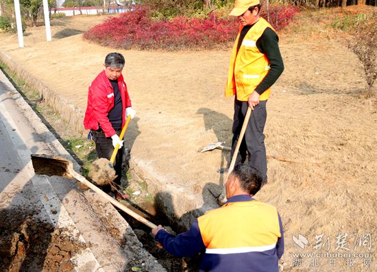 鎮建設（右一）帶隊清淤.jpg