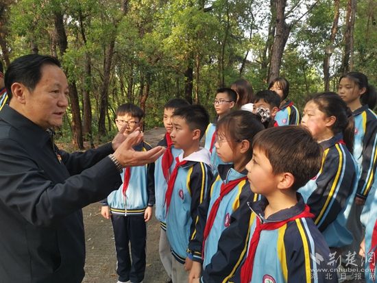 胡志國同志向同學們講述大冶革命歷史.jpg.jpg