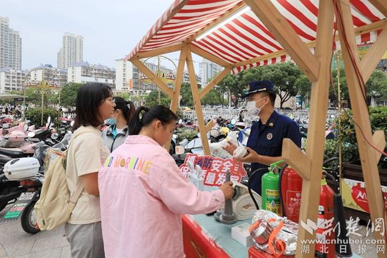 圖說：宣傳員講解消防產品的使用方法_副本.jpg.jpg