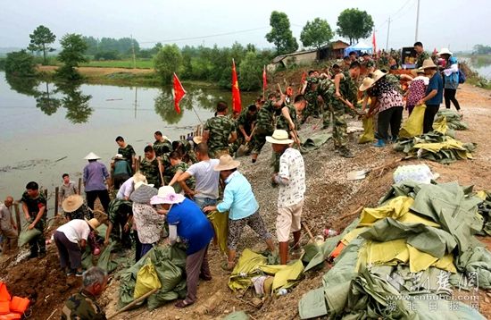 7月13日河頭村截流港管涌。軍民聯(lián)手保家園_副本.jpg.jpg