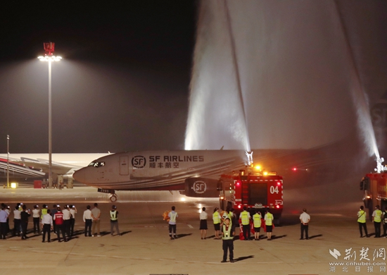 順豐B737-300航班“過水門”。金康 攝.jpg