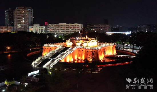 鳳凰廣場夜景。（金康  攝）.png.png