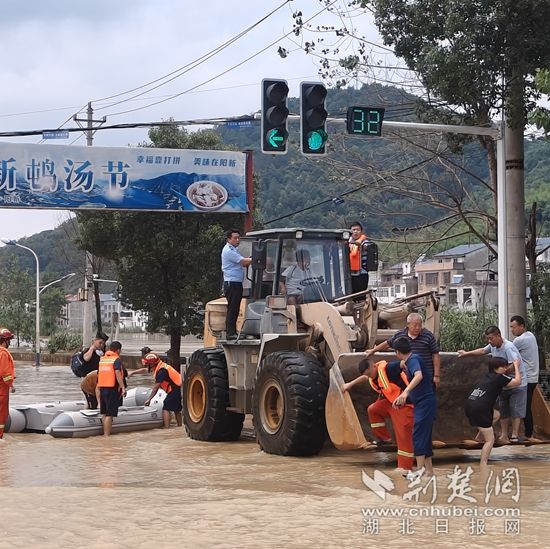 三溪派出所所長王斌帶隊求助受困外地司機等群眾 (2).jpg.jpg