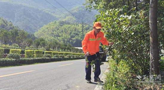 養護工人清理路面雜物.jpg